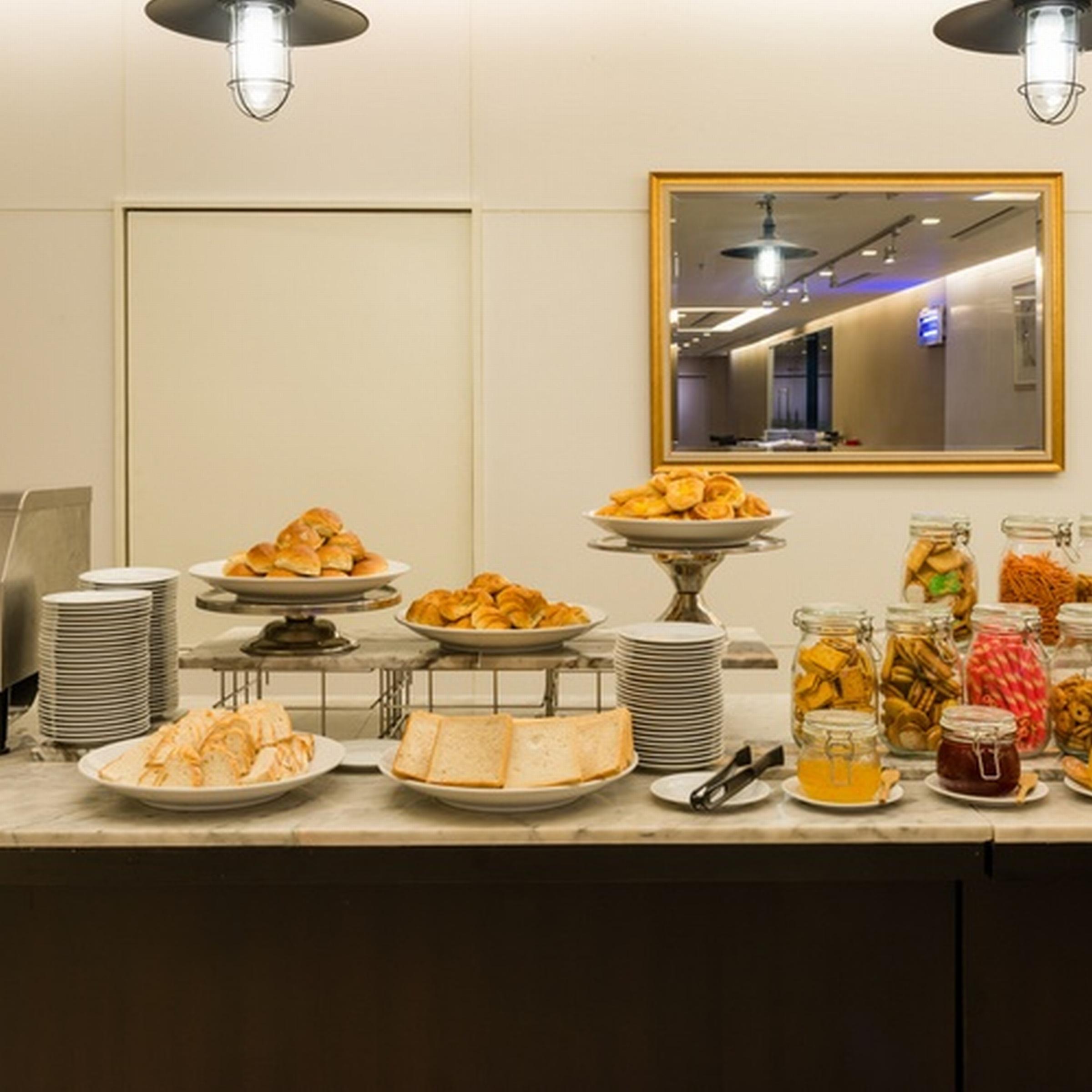 Jasmine Grande Residence Бангкок Екстер'єр фото A buffet at a hotel