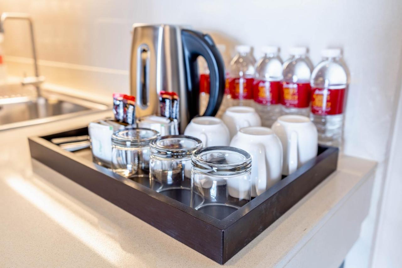 Jasmine Grande Residence Бангкок Екстер'єр фото A kettle and bottled water in a hotel room