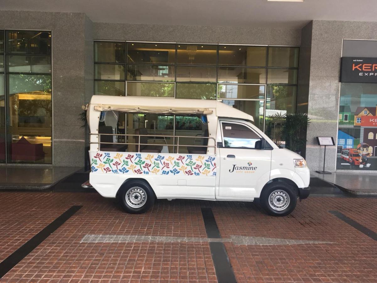 Jasmine Grande Residence Бангкок Екстер'єр фото A J-Bus at the entrance of the hotel